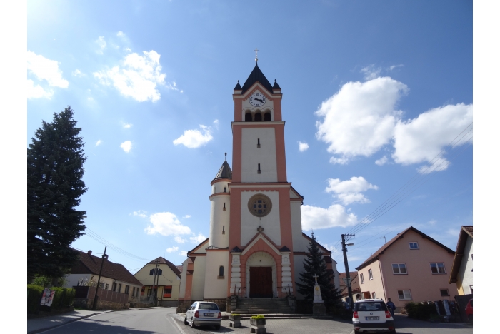 Kostel Povýšení sv. Kříže v Uhřínově