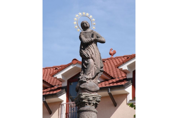 Sloup se sochou Panny Marie